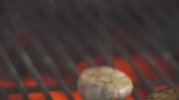 Restaurantkoch braten Knoblauch und Auberginen im Grill. — Stockvideo