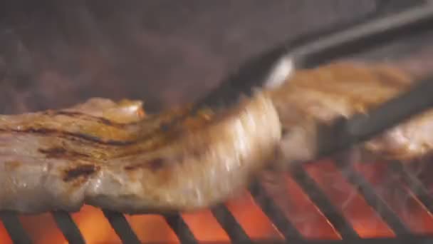 Cuocere arrosto due pezzi di carne alla griglia al ristorante . — Video Stock