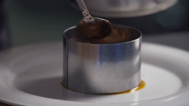 Le cuisinier dépose la garniture sous la forme d'une disposition. Partie 2 .