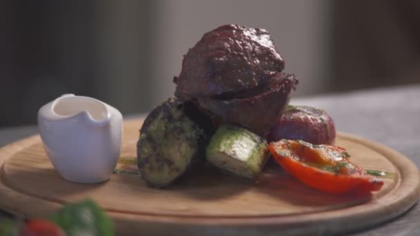 Koch garniert das Gemüse mit gebratenem Fleisch. Teil 2. — Stockvideo