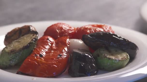 Жареные овощи вылили на зеленый соус в ресторане . — стоковое видео
