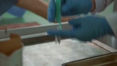 Doktorlar bir şırınga ampul Hekimlikten kazanıyor eller.
