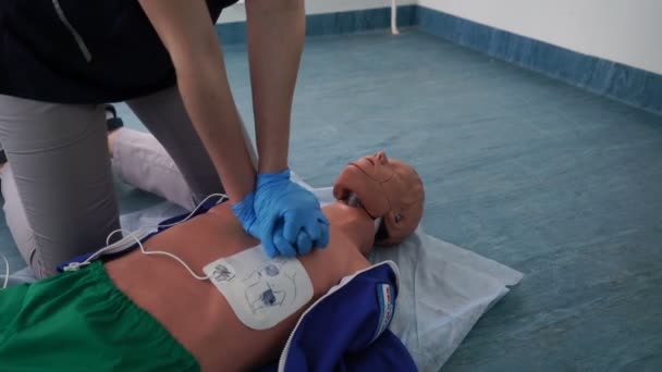 O médico faz uma massagem cardíaca indirecta no boneco. Parte 2 . — Vídeo de Stock