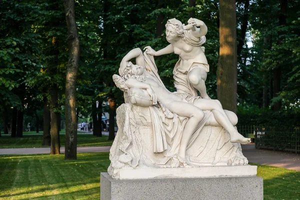 Saint petersburg, russland - 27. juli 2016: statue amor und psyhe von giulio cartari im sommergarten — Stockfoto