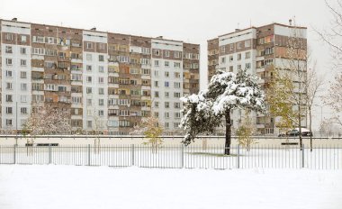 Riga modern evde smowing kış tarafından