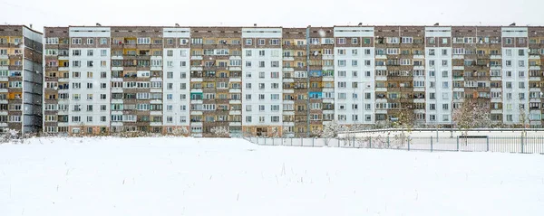 Casa moderna em Riga pelo inverno smowing — Fotografia de Stock