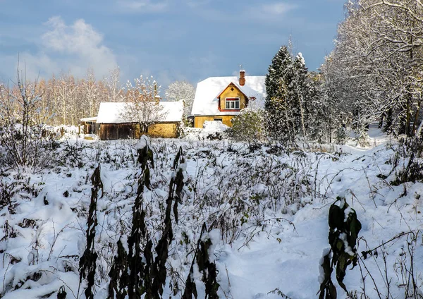 Landhaus im verschneiten Winter — Stockfoto