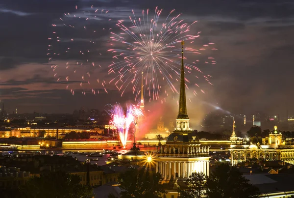 Салют в честь Дня ВМФ в Санкт-Петербурге . — стоковое фото