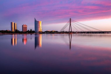 Kablo braced köprüden Daugava Nehri ve diğer kıyısında yeni binalara Riga görünümü.
