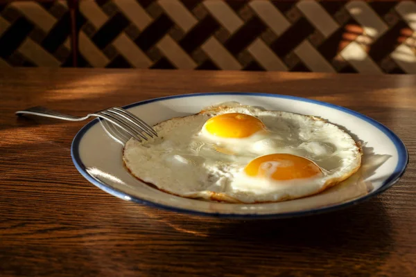 Fried eggs on the tray with the light blue platter — Stock Photo, Image