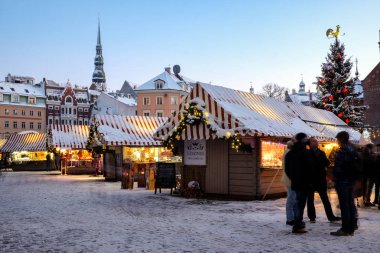Noel pazarı Dome Meydanı Old Town Riga, Letonya.