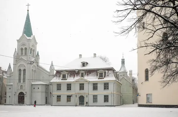 雪に覆われた街で雪に覆われた教会 — ストック写真