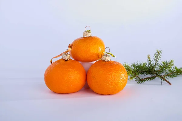 Trois mandarines fraîches et branche de sapin sur fond blanc — Photo