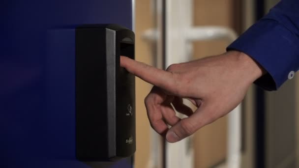 De deur met de vingerafdrukscanner — Stockvideo