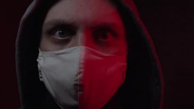 Tıbbi maskeli bir adam koronavirüsten korkar.