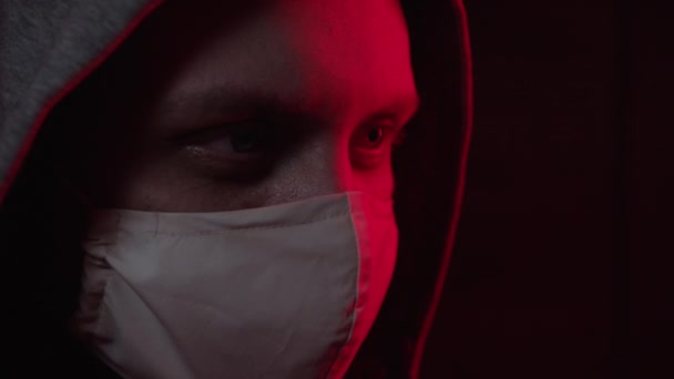 Un uomo con una maschera protettiva in un'epidemia di virus — Video Stock