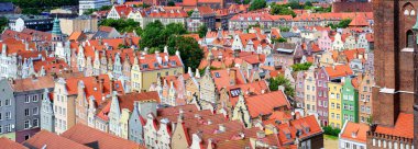 Kırmızı kiremitli çatılar Gdansk, Polonya'nın eski şehir