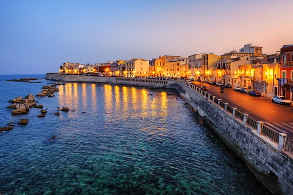 Syracuse stad op zonsondergang, Sicilië, Italië — Stockfoto