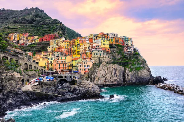 Casas coloridas em uma rocha em Manarola, Cinque Terre, Itália — Fotografia de Stock