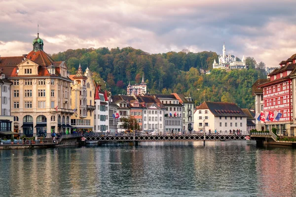 Kota tua Lucerne mencerminkan di Sungai Reuss, Swiss — Stok Foto