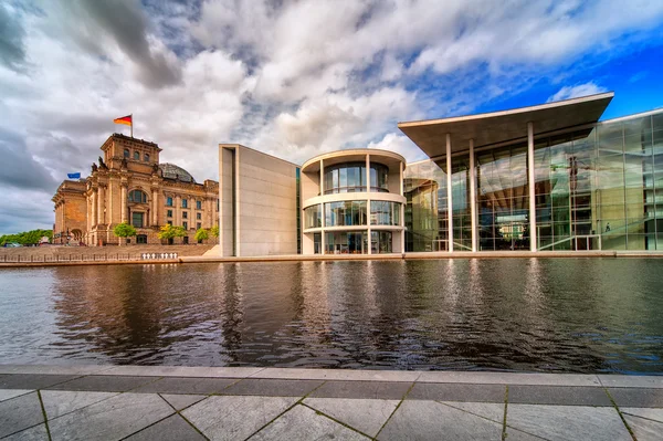 Gedung Bundestag lama dan baru, Berlin, Jerman — Stok Foto