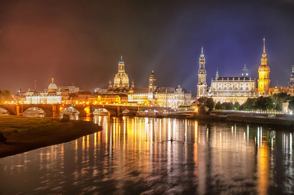 Kota tua Dresden di sungai Elbe di malam hari, Jerman — Stok Foto