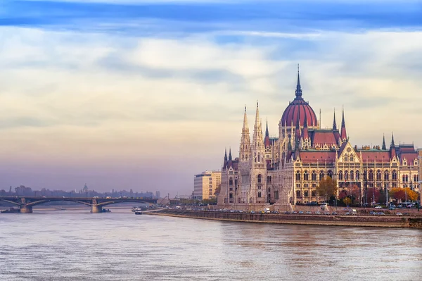 在匈牙利首都布达佩斯，多瑙河上的议会大厦 — 图库照片