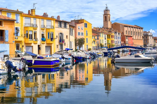 Rumah berwarna di kanal kota tua Martigues, Perancis — Stok Foto