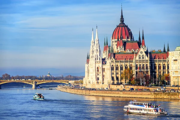 在匈牙利首都布达佩斯，多瑙河上的议会大厦 — 图库照片