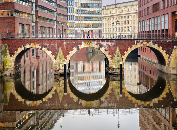 Jembatan yang memantulkan kanal di kota Hamburg, Jerman — Stok Foto