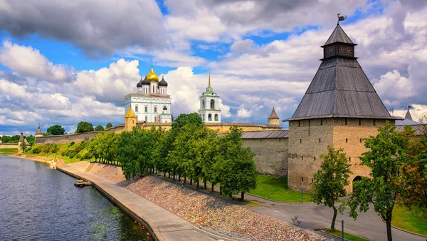 韦利卡亚河上，普斯科夫，俄罗斯的普斯科夫克里姆林宫 — 图库照片