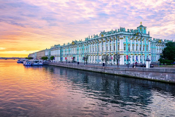 Palacio de invierno en el río Neva, San Petersburgo, Rusia — Foto de Stock