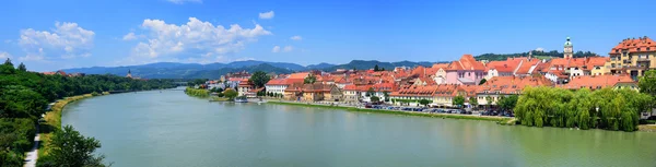 Panorama del casco antiguo de Maribor en el río Drava, Eslovenia — Foto de Stock