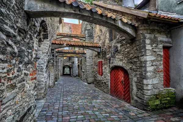Old berbatu jalan di kota tua Tallinn, Estonia — Stok Foto