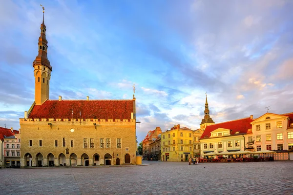 市政厅广场在旧镇的塔林，爱沙尼亚 — 图库照片