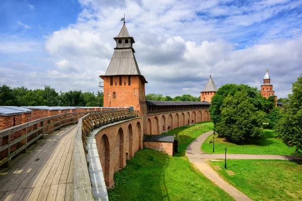 Murallas y torres de ladrillo rojo de Novgorod, Rusia —  Fotos de Stock