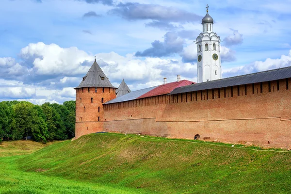 Rote Wände und weiße Kirche in Novgorod Kremlin, Russland — Stockfoto