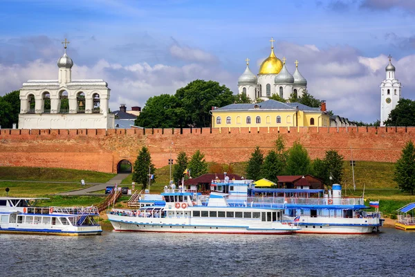 Iglesias cúpula dorada y plateada en Nóvgorod Kremlin, Rusia —  Fotos de Stock