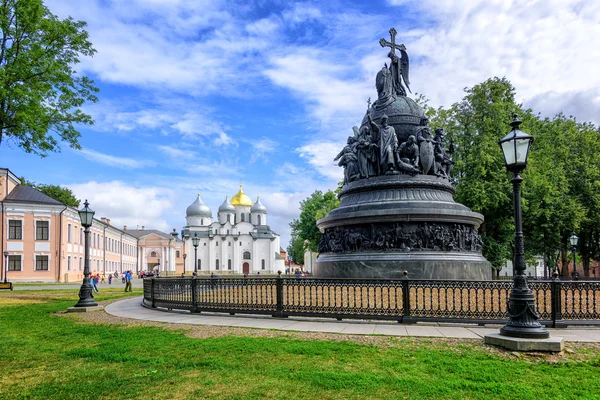 Памятник тысячелетию и Софийский собор, Новгород, Россия — стоковое фото