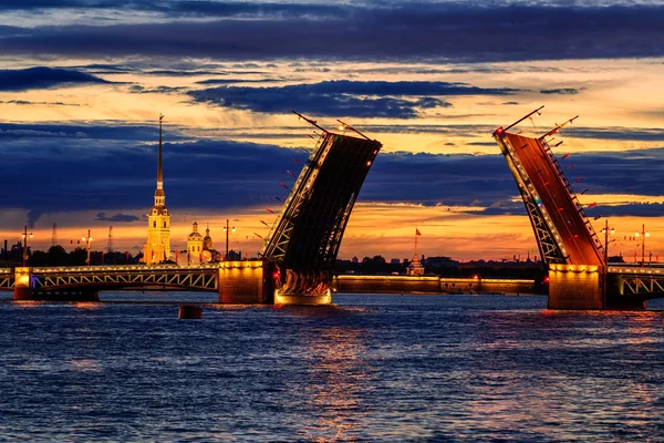 Дворцовый мост на Неве, Санкт-Петербург, Россия — стоковое фото