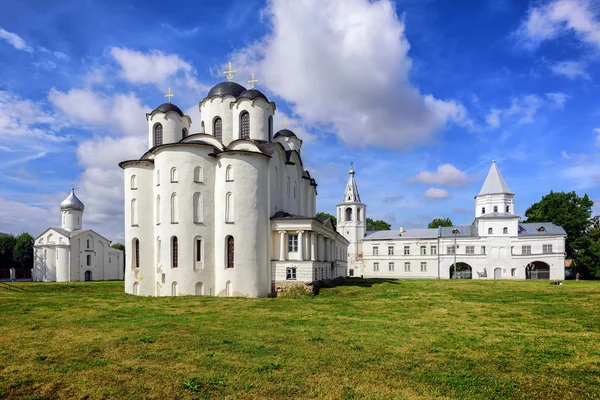 Iglesias ortodoxas rusas históricas en Novgorod, Rusia —  Fotos de Stock