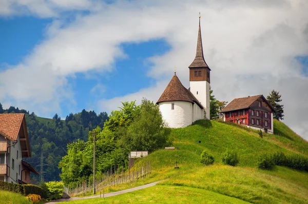 Церковь на холме в центральной Швейцарии недалеко от Цюриха — стоковое фото
