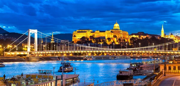 Будайский замок над Дунаем, Будапешт, Венгрия — стоковое фото