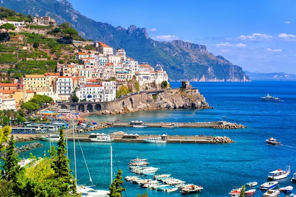 Ciudad de Amalfi en el sur de Italia cerca de Nápoles — Foto de Stock