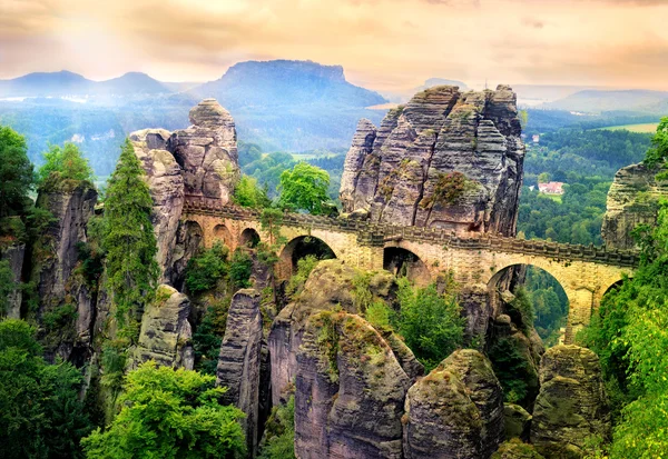 Bastei brücke in der sächsischen schweiz, dresden, deutschland — Stockfoto