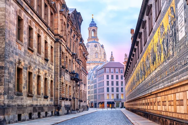 Dresden, Alemanha, parede de mosaico e catedral Frauenkirche nas costas — Fotografia de Stock
