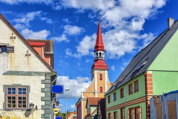 Edifícios coloridos tradicionais em Parnu, Esonia — Fotografia de Stock