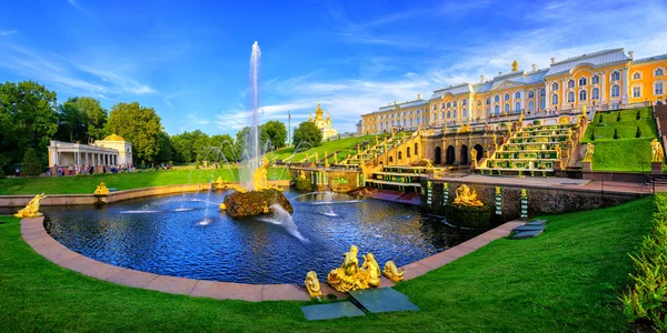 Pandangan panorama Istana Peterhof, St Petersburg, Rusia Stok Foto Bebas Royalti