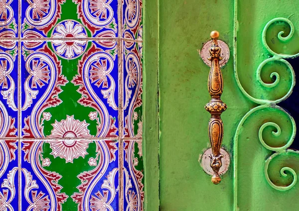 Traditionelle marokkanische verzierte Türklinke — Stockfoto