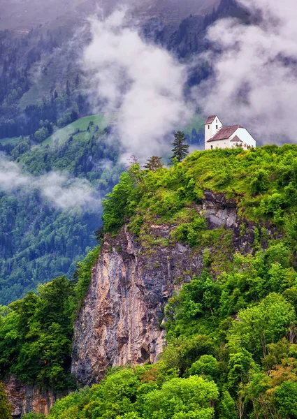 Kerk op een rots in de Zwitserse bergen van de Alpen — Stockfoto